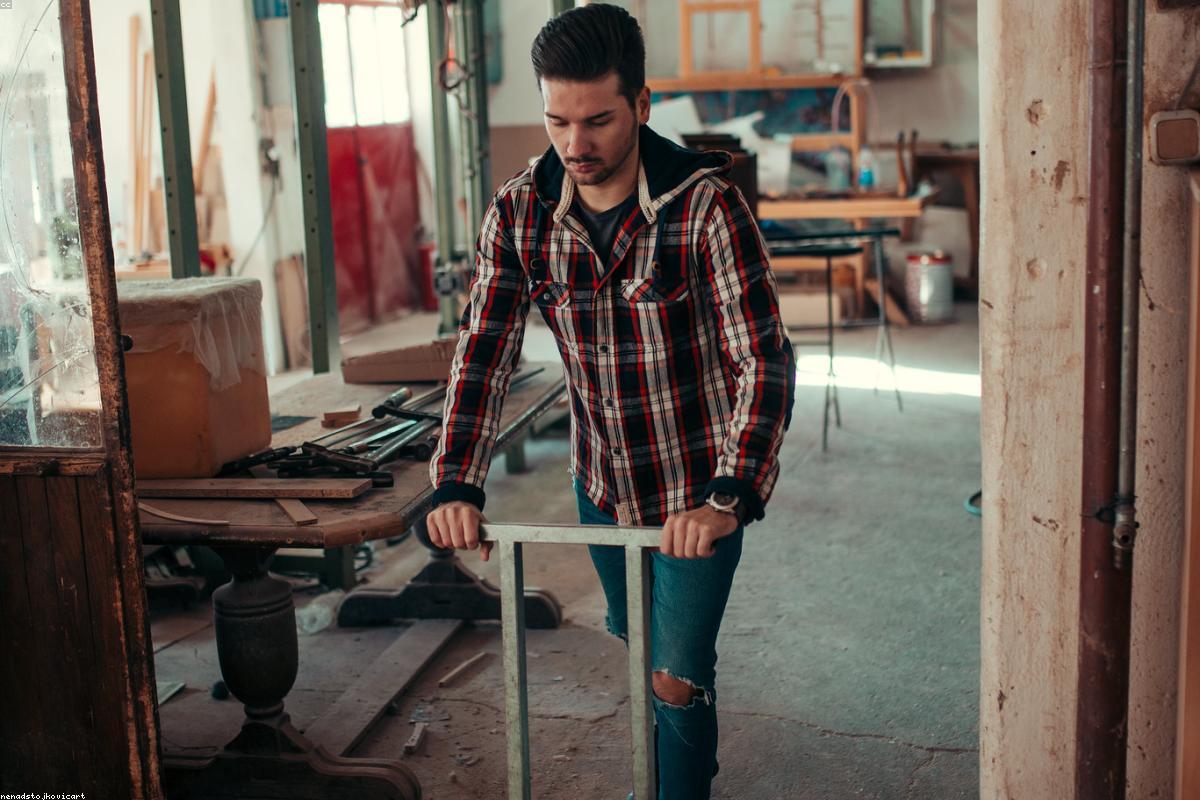 Établi de menuiserie avec pièces de bois massif et outils à main dans l'atelier nantais