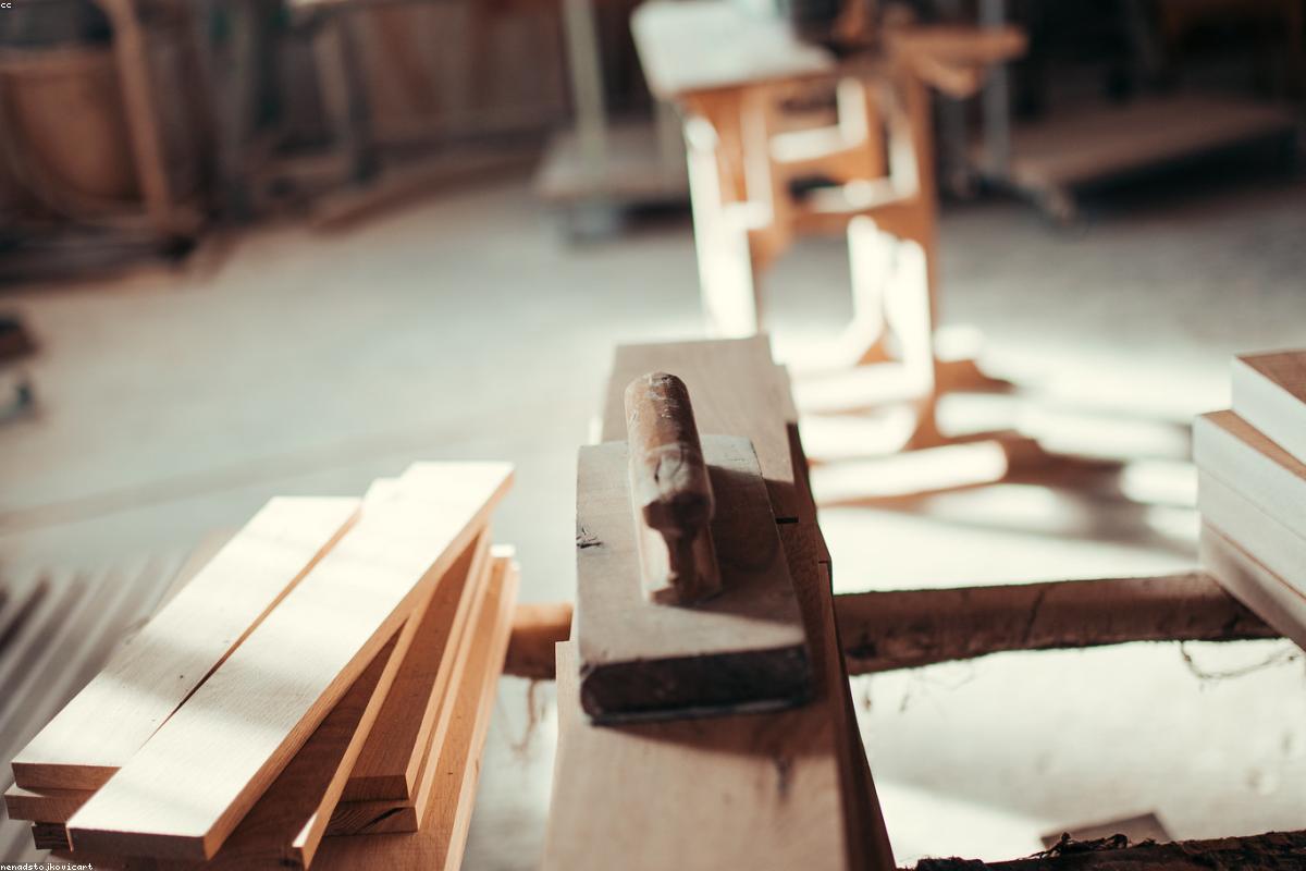 Menuisier assemblant un caisson de dressing en bois massif à l'atelier
